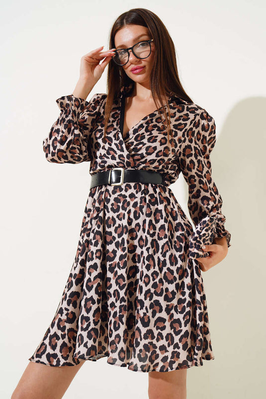 فستان متوسط الطول من الساتان بياقة قميص ونقشة جلد النمر