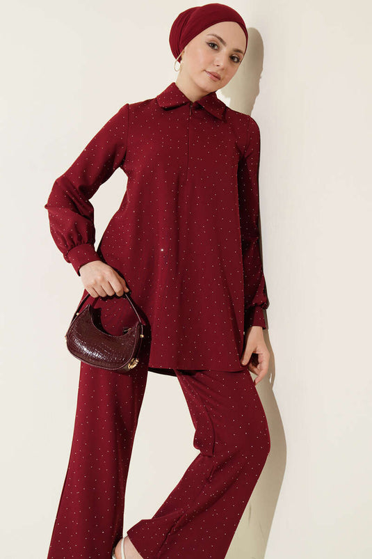 Ensemble deux pièces bordeaux avec col chemise et ornements en pierres