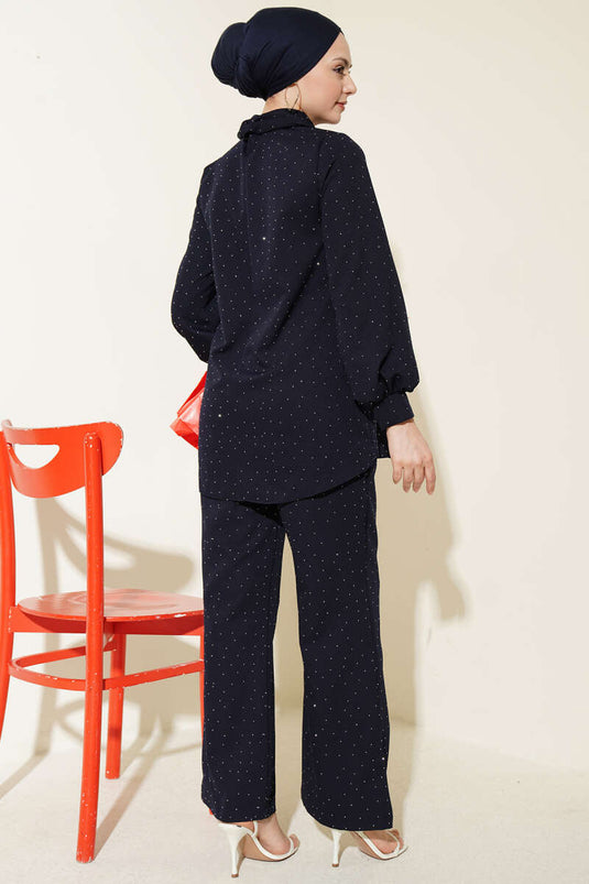 طقم مزدوج بياقة قميص مزين بالأحجار باللون الأزرق الداكن