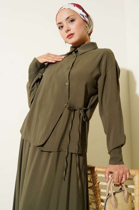 Completo due pezzi con colletto a camicia, gonna con lacci laterali, color cachi.