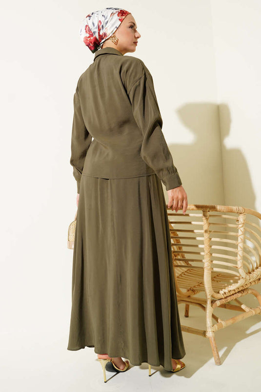 Completo due pezzi con colletto a camicia, gonna con lacci laterali, color cachi.