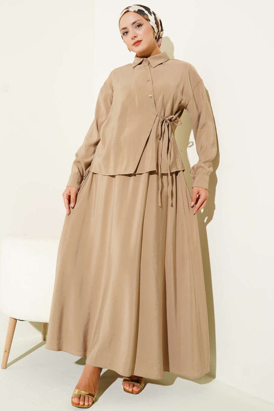 Completo due pezzi con colletto camicia e gonna annodata lateralmente Latte