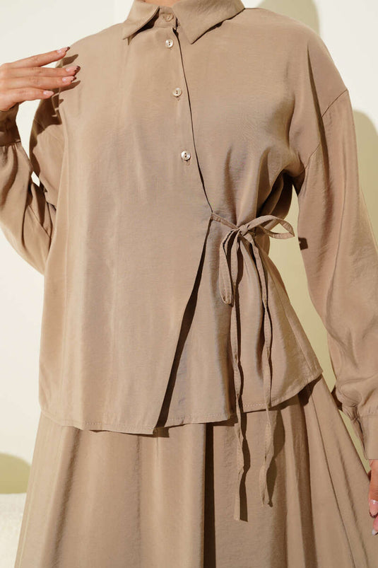 Zweiteiliges Set aus Hemdkragen, Rock mit seitlicher Bindefläche und Latte-Ton