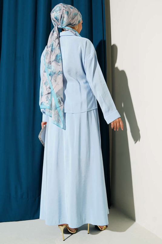 Completo due pezzi blu con colletto a camicia e gonna annodata lateralmente