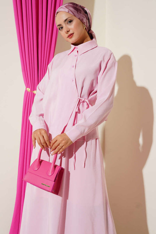 Completo due pezzi con colletto camicia e gonna con lacci laterali, rosa