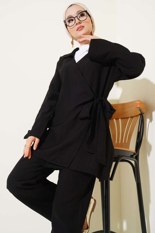 بدلة من قطعتين بربطة جانبية وياقة قميص باللون الأسود