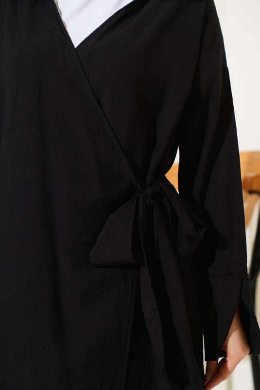 بدلة من قطعتين بربطة جانبية وياقة قميص باللون الأسود