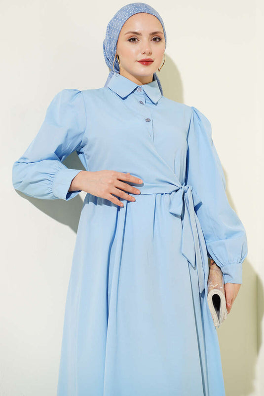 Robe bleue à col chemise avec lien latéral