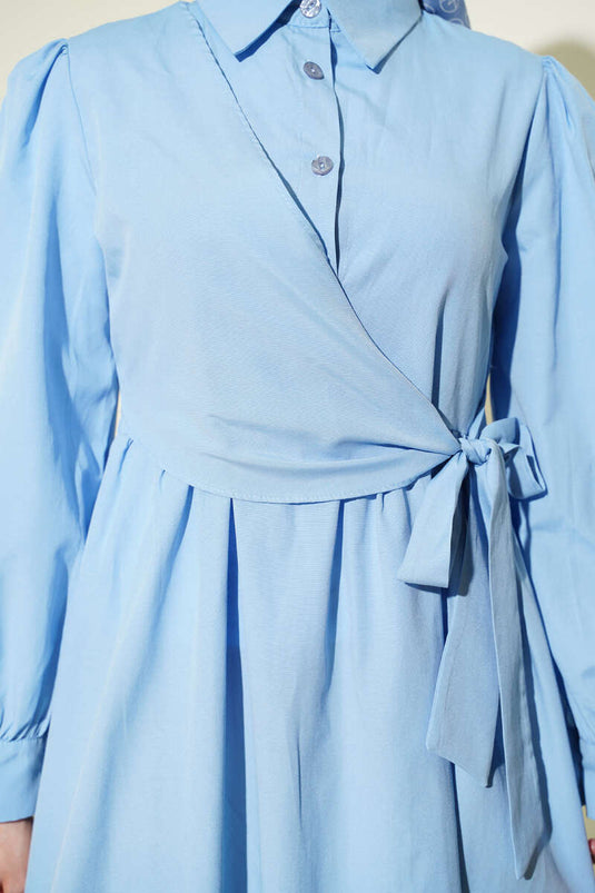 Robe bleue à col chemise avec lien latéral