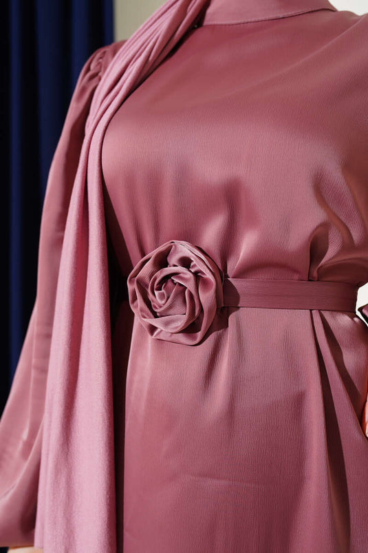 Satinkleid mit Ballonärmeln und Rosenaccessoire, Farbe: Altrosa
