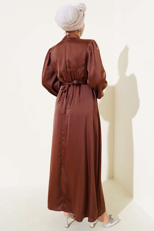 Satinkleid mit Ballonärmeln und Rosenaccessoires, Braun