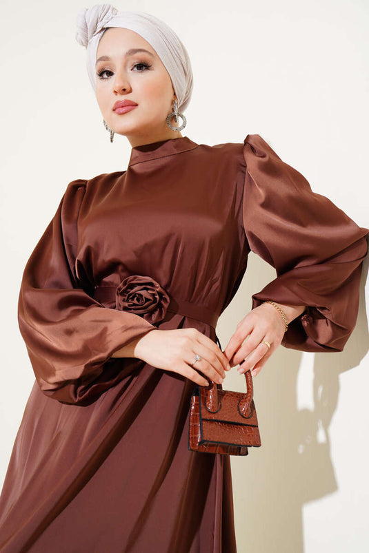 Satinkleid mit Ballonärmeln und Rosenaccessoires, Braun