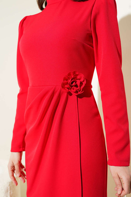 Robe rouge plissée à la taille avec accessoire rose