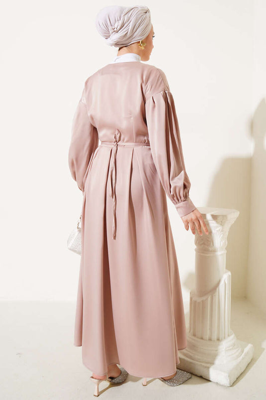 Gül Aksesuarlı Saten Elbise Bej