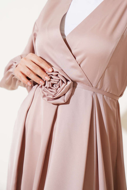 Gül Aksesuarlı Saten Elbise Bej