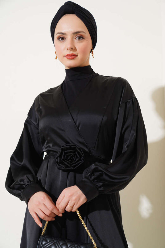 Gül Aksesuarlı Saten Elbise Siyah