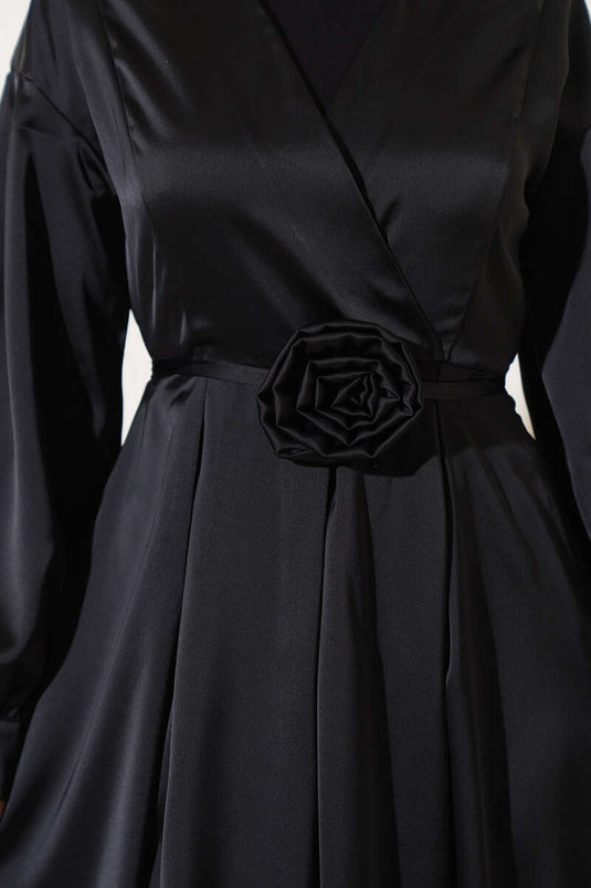 Gül Aksesuarlı Saten Elbise Siyah
