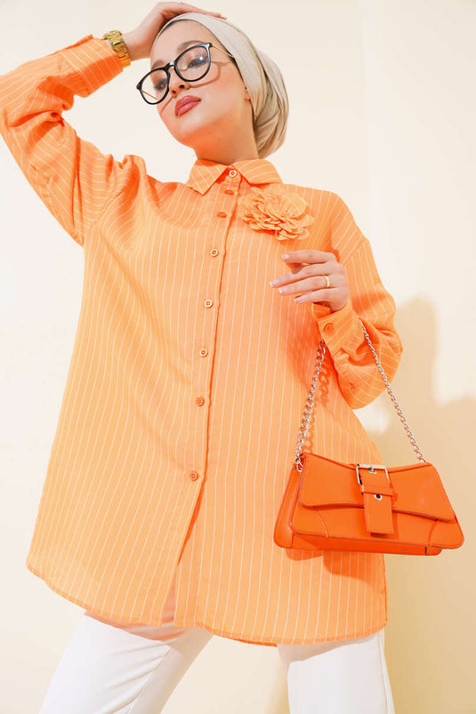 تونيك مخطط ناعم برتقالي مع إكسسوارات وردية