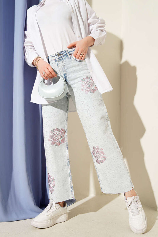 بنطلون وردي بتفاصيل حجرية صغيرة بلون ثلجي فاتح