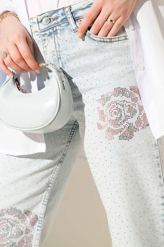 بنطلون وردي بتفاصيل حجرية صغيرة بلون ثلجي فاتح