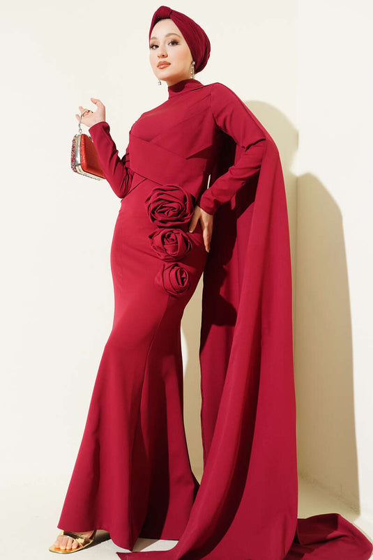 Robe de soirée bordeaux ornée de roses et cape