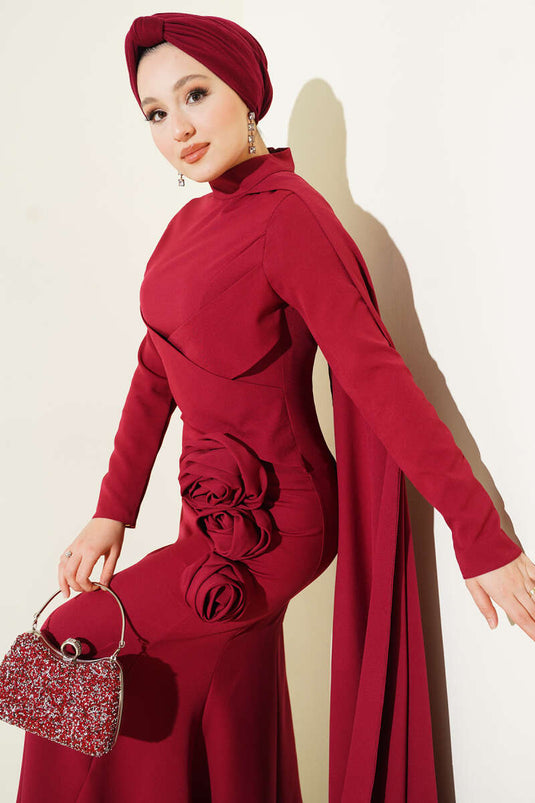 Robe de soirée bordeaux ornée de roses et cape