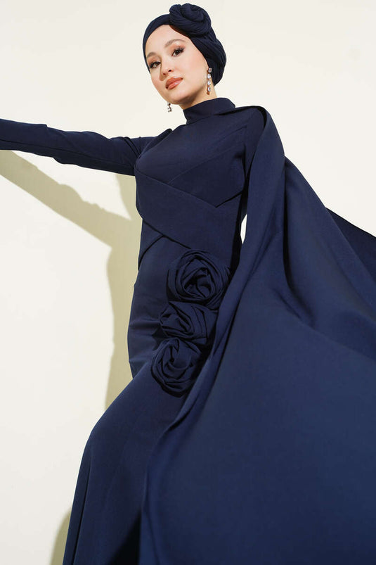 Robe de soirée bleu marine ornée de roses et cape