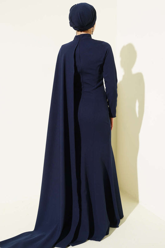 Robe de soirée bleu marine ornée de roses et cape