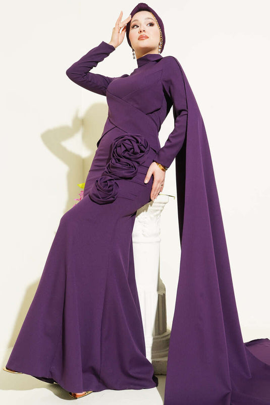 Robe de soirée violette ornée de roses et cape