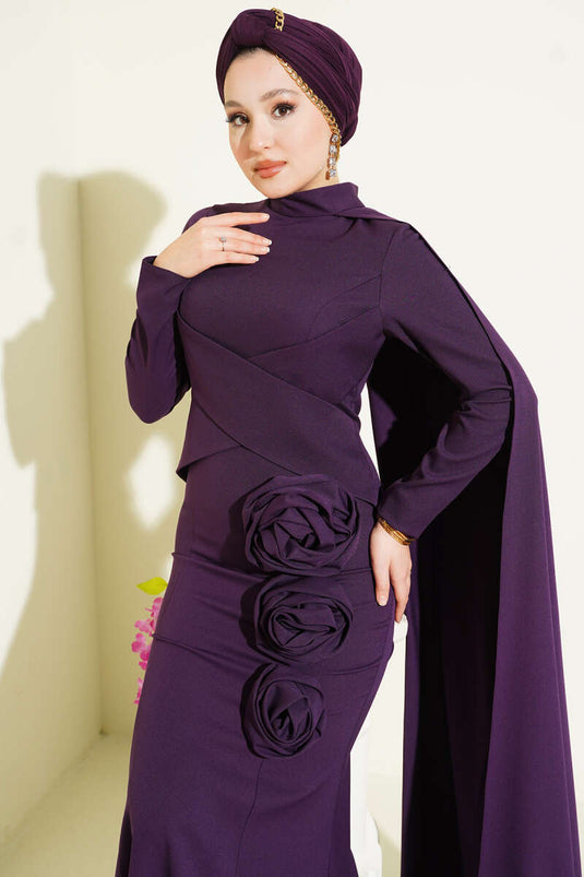 Robe de soirée violette ornée de roses et cape