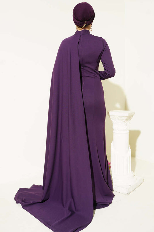 Robe de soirée violette ornée de roses et cape