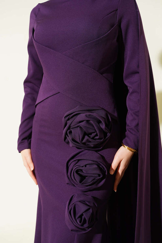 Robe de soirée violette ornée de roses et cape