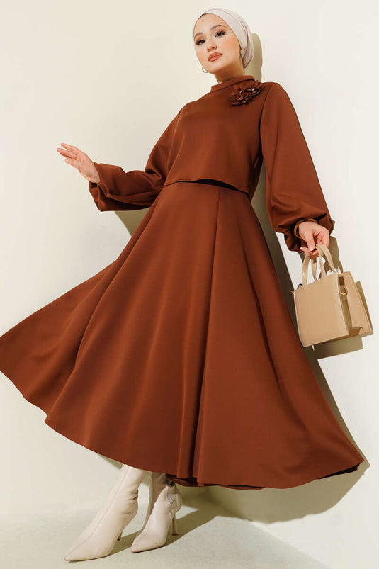 Ensemble deux pièces avec jupe brodée de roses, couleur châtaigne