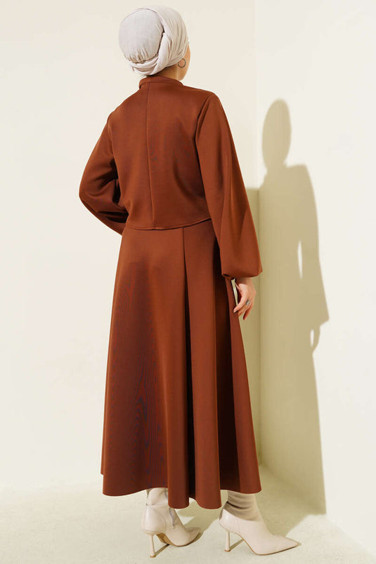 Ensemble deux pièces avec jupe brodée de roses, couleur châtaigne