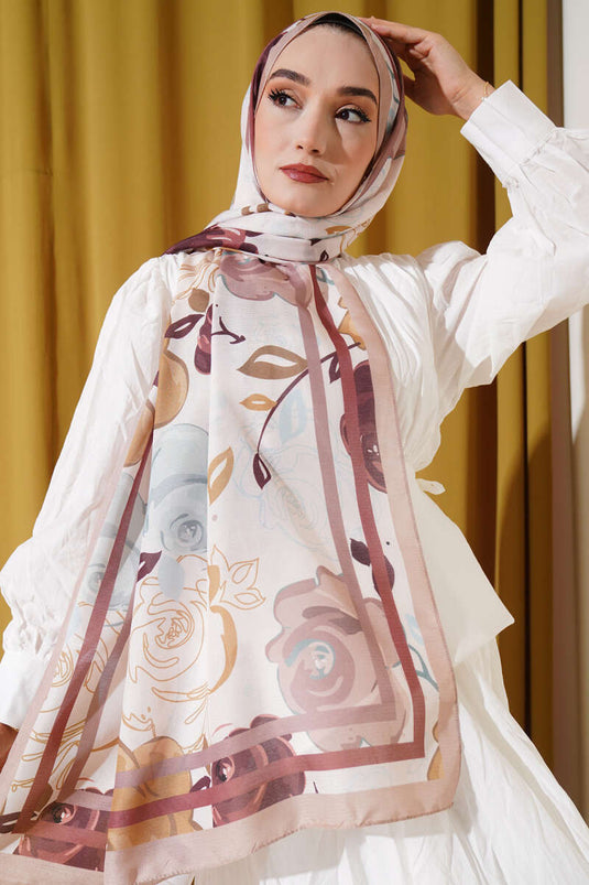 Châle à motif rose avec café au lait