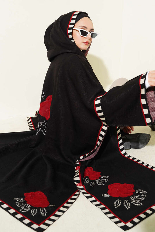 Poncho noir à rayures brodées de roses
