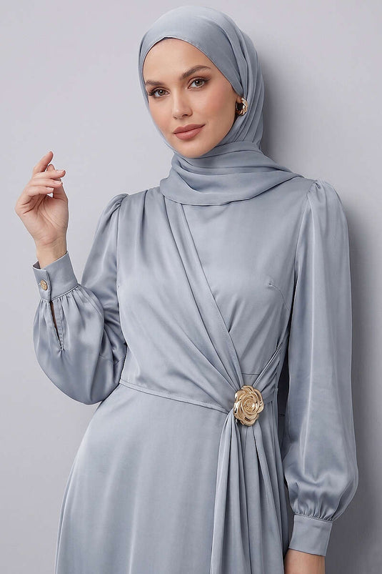 فستان سهرة ساتان رمادي مع مشبك غول