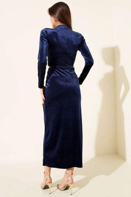 فستان مخملي أزرق كحلي بشق مع إكسسوار شمسي