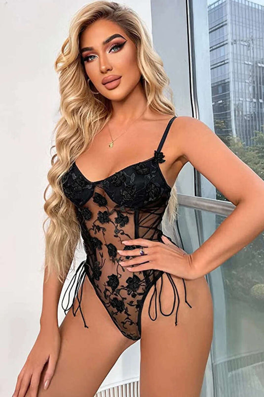 ملابس داخلية فانتازية سوداء بحمالات مزينة بأزهار الدانتيل