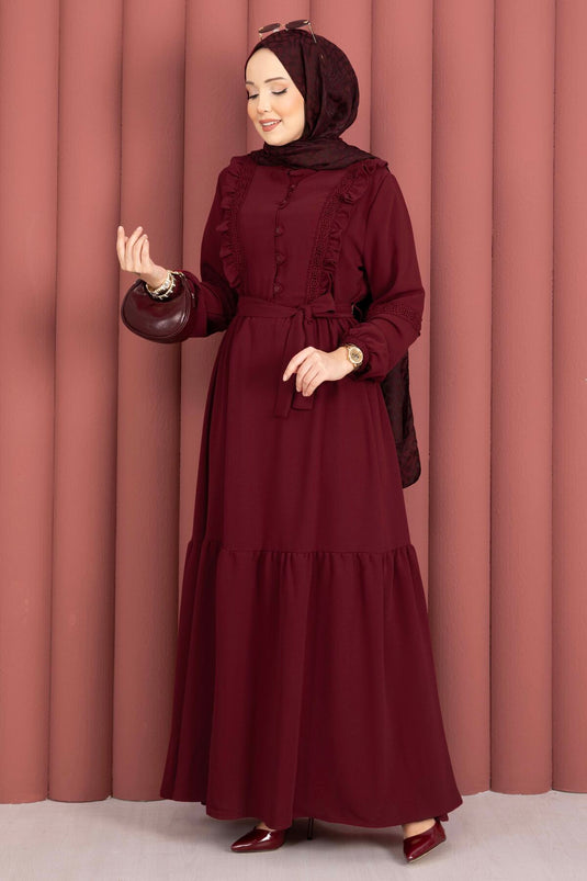 Spitzenbesetztes, mit Gürtel versehene, bedeckte Kleid in Bordeaux