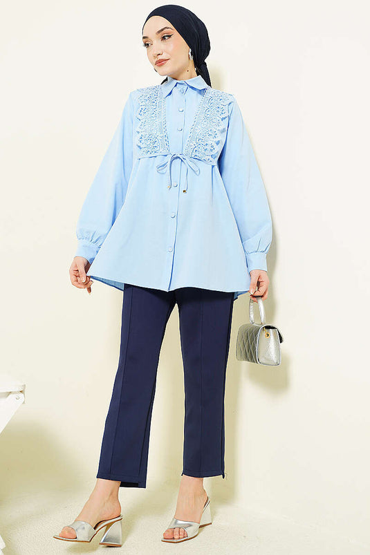 Camicia con pizzo e laccetti blu