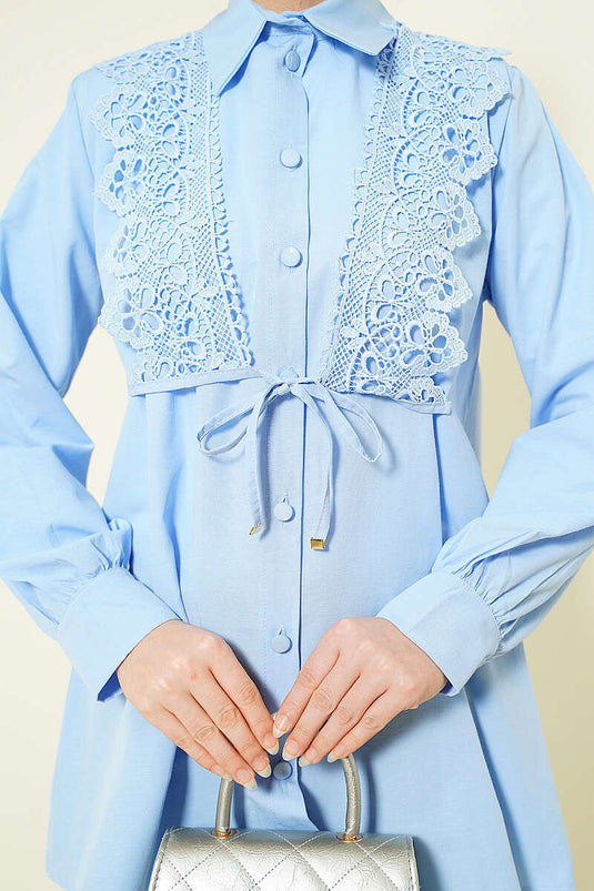 Camicia con pizzo e laccetti blu