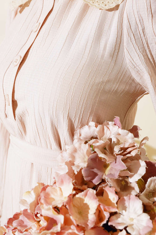 فستان بياقة أطفال مزين بالدانتيل باللون البيج