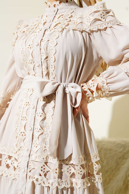 فستان بأزرار من الدانتيل باللون البيج