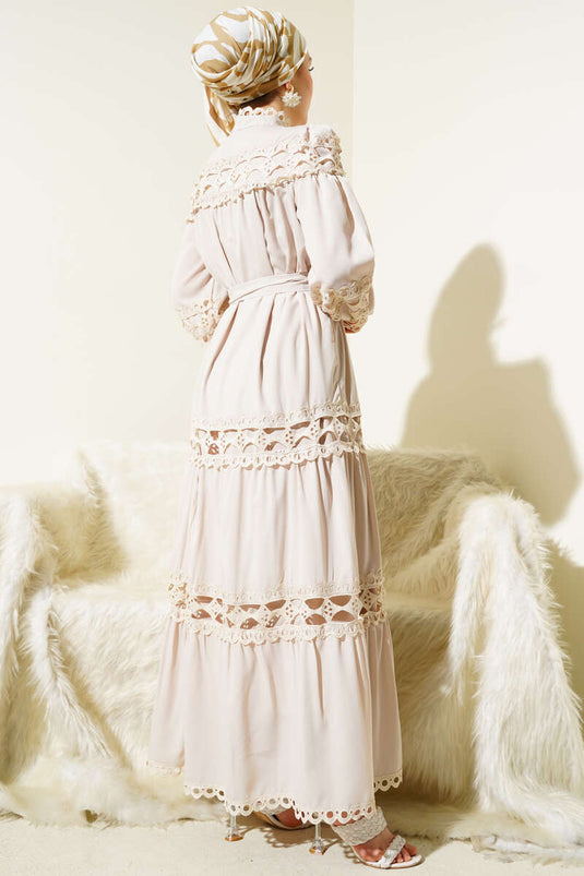 فستان بأزرار من الدانتيل باللون البيج