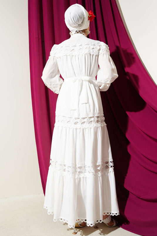 فستان أبيض بأزرار ودانتيل