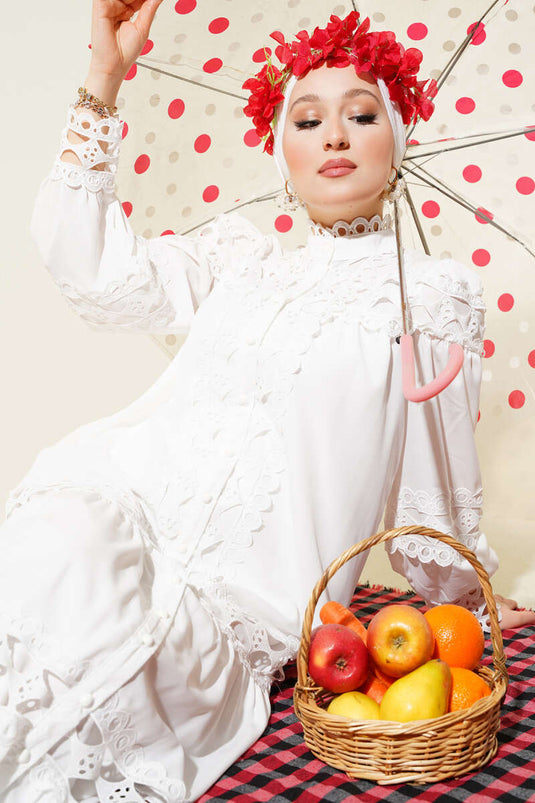 فستان أبيض بأزرار ودانتيل