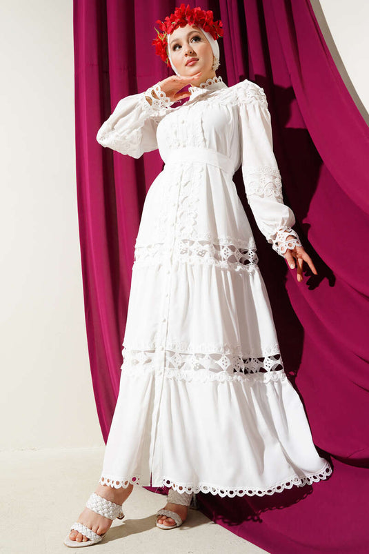 فستان أبيض بأزرار ودانتيل