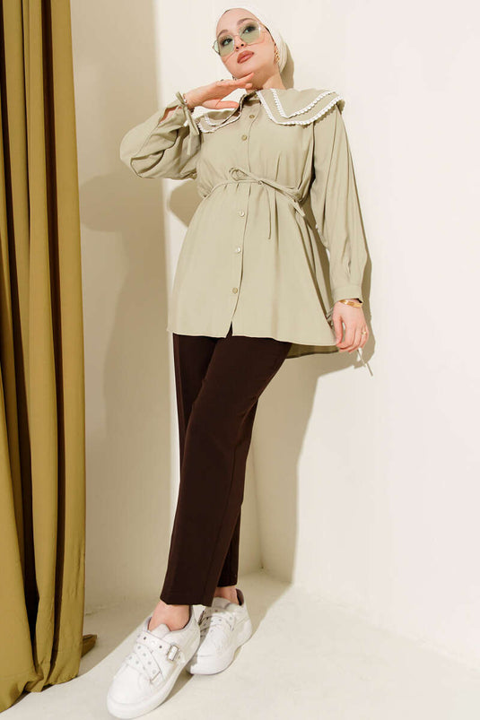 قميص بياقة مزدوجة بحافة دانتيل بلون نيتي - موضة محتشمة