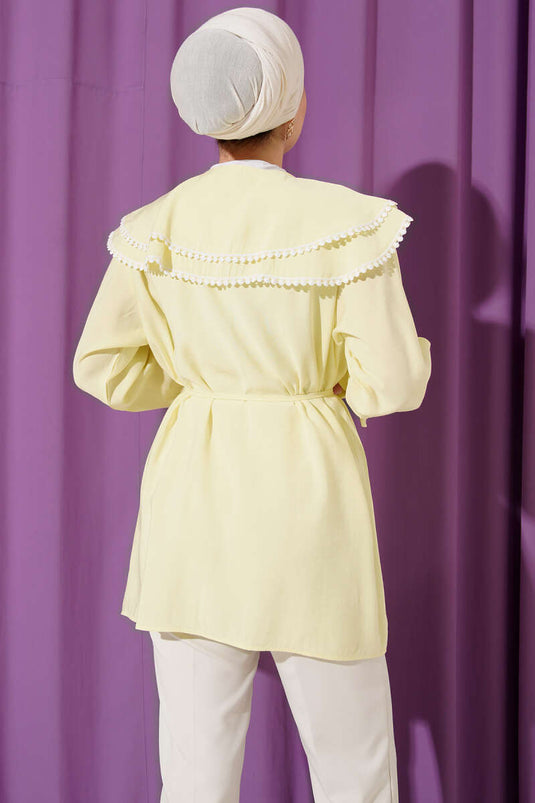 قميص بياقة مزدوجة على شكل بحار مزين بالدانتيل أصفر